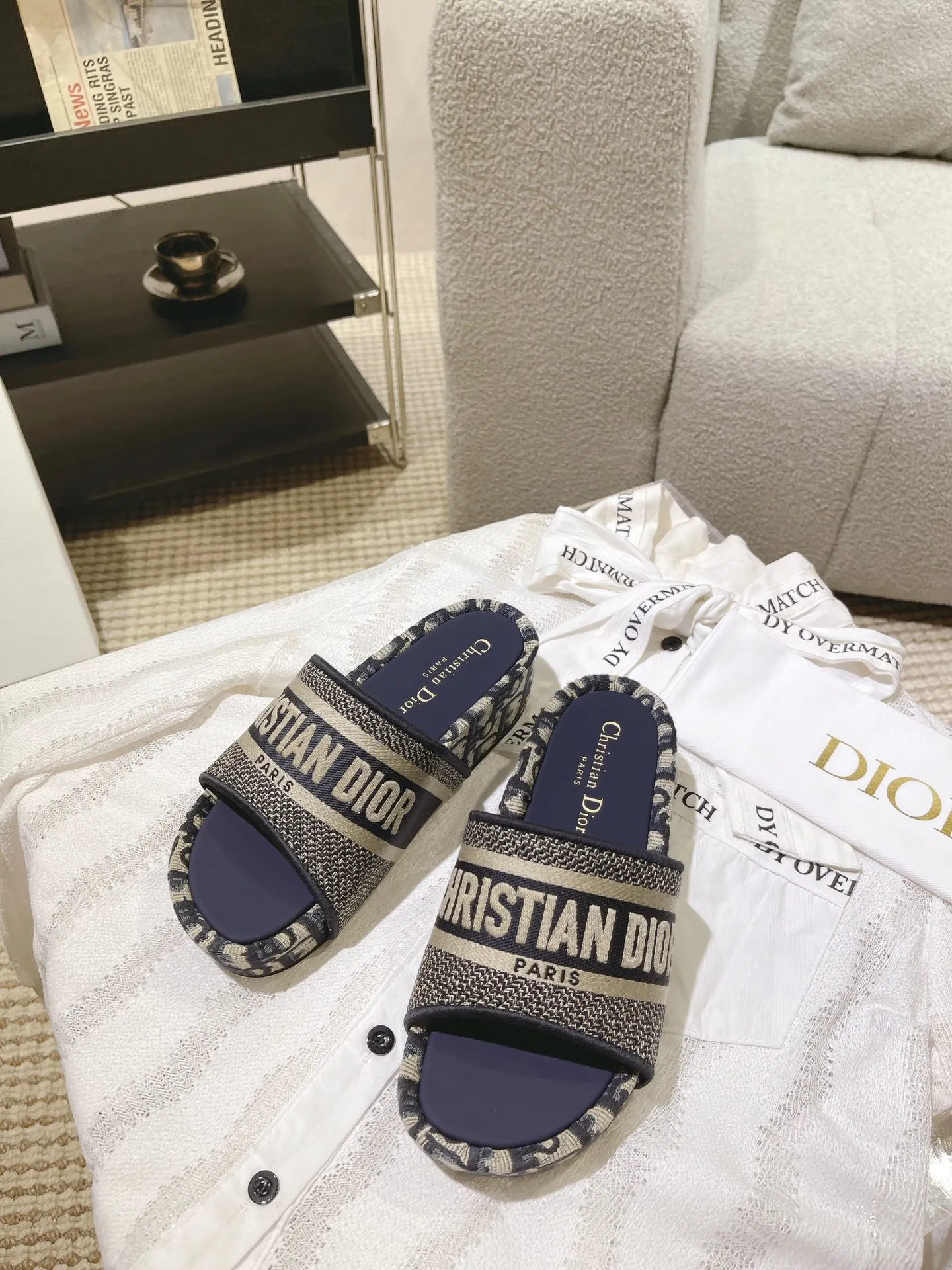 👟👟Ex-factory price 480👟👟 DIOR Dior's new spring and summer letter-printed thick-soled slippers▪️ High-end quality, welcome to inspect and compare three brands👏 Beautiful wedge-heeled thick-soled slippers, which make the feet slimmer and longer than the flat ones. Here are the benefits for small girls❤️ They are also a must-have slipper for daily travel and home. You can wear it however you like regardless of the occasion. The color is super beautiful! No need to worry about any dress code, the outsole is designed with a non-slip and wear-resistant backing, so you don’t have to worry about rain on rainy days. Size: 34-40 yards (custom-made sizes 34.40 are non-refundable)